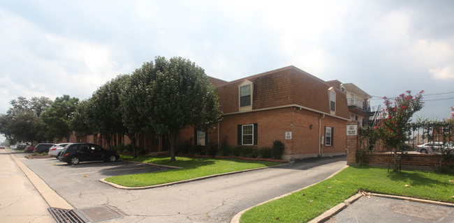 3110 Edenborn Ave in Metairie, LA - Building Photo - Building Photo