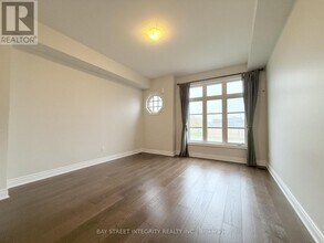 2160 Trafalgar Rd in Oakville, ON - Building Photo - Building Photo