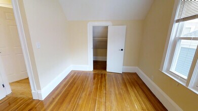 48 Lowell St, Unit 2 in Somerville, MA - Foto de edificio - Building Photo