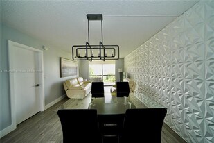 2541 Aragon Blvd in Sunrise, FL - Building Photo