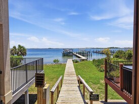 490 Soundview Ct in Mary Esther, FL - Building Photo