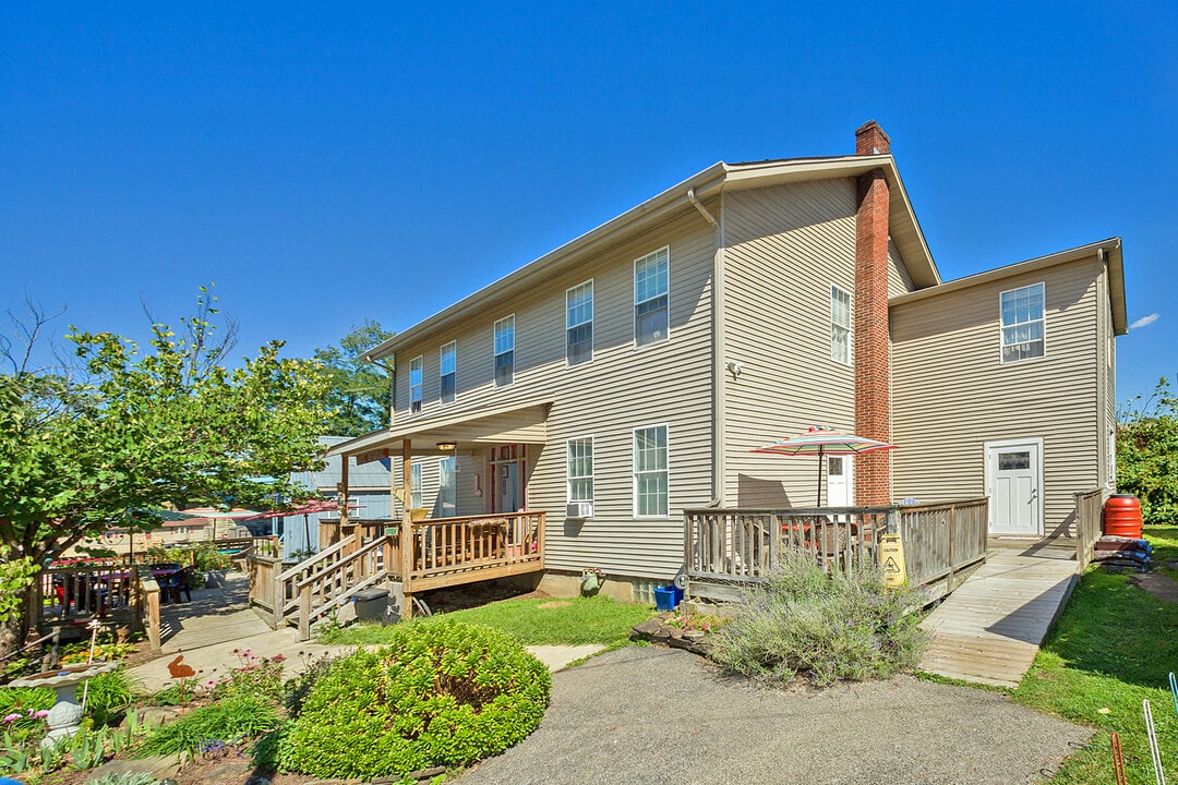 1910 Donner St, Unit Yough Room in Boston, PA - Building Photo