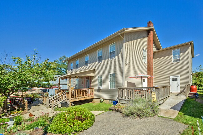 1910 Donner St, Unit Yough Room