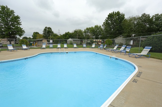 Courtyard Apartments in Clarksville, IN - Foto de edificio - Building Photo