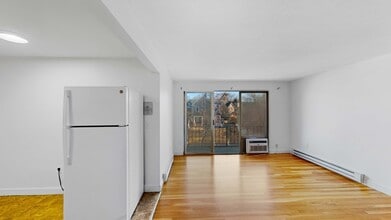 175 W Wyoming Ave, Unit 42 in Melrose, MA - Foto de edificio - Building Photo