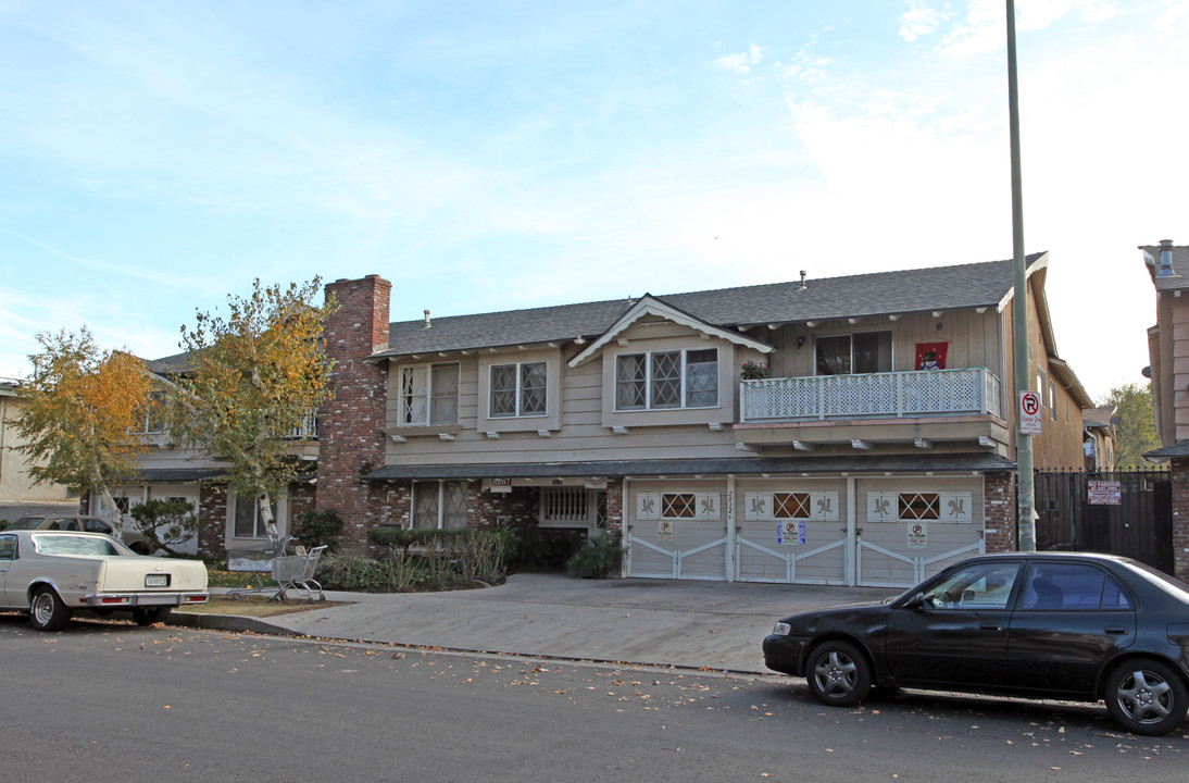 20326 Cohasset St in Winnetka, CA - Building Photo