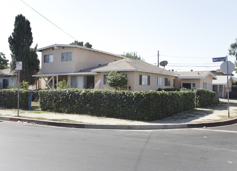 11758 Hart St in North Hollywood, CA - Building Photo