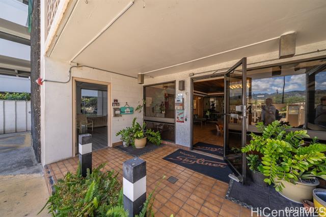 2415 Ala Wai Blvd in Honolulu, HI - Building Photo - Building Photo
