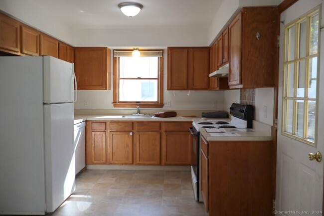 100 Westerly St in Manchester, CT - Foto de edificio - Building Photo