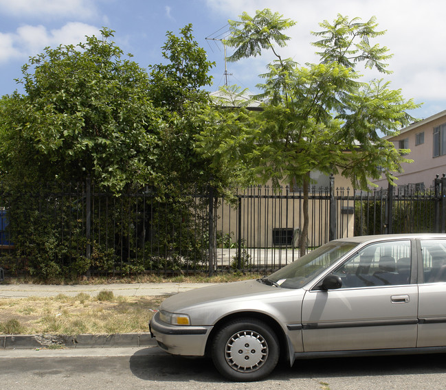 5837 Willoughby Ave in Los Angeles, CA - Building Photo - Building Photo