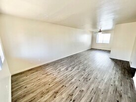 3105 E 6th St in Long Beach, CA - Building Photo
