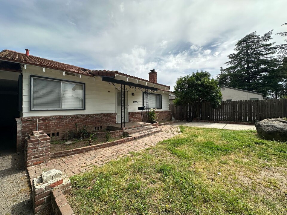 1630 Hughes Cir in West Sacramento, CA - Foto de edificio