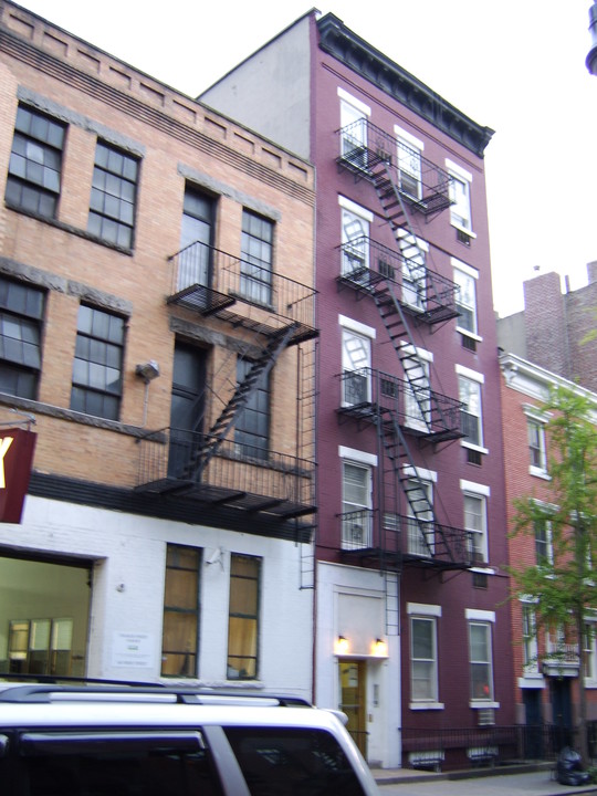 104 Perry St in New York, NY - Building Photo