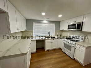 7508 Stockdale Hwy in Bakersfield, CA - Building Photo - Building Photo
