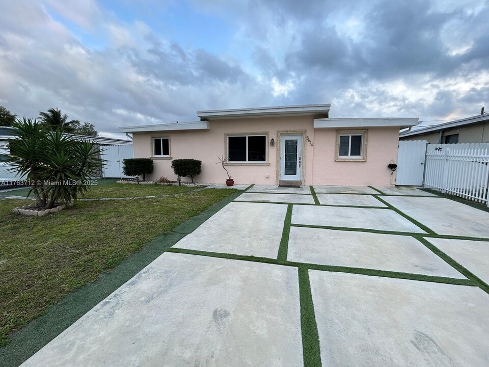 5614 SW 36th St in West Park, FL - Building Photo