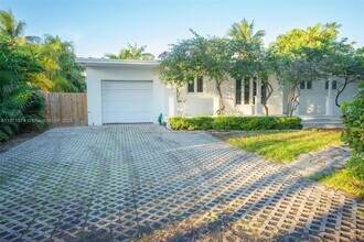 355 Redwood Ln in Key Biscayne, FL - Building Photo - Building Photo
