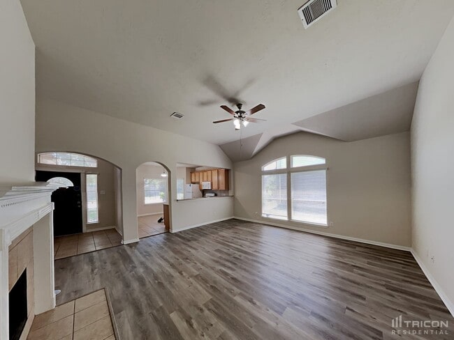 706 Chase Point Cir in Bacliff, TX - Building Photo - Building Photo