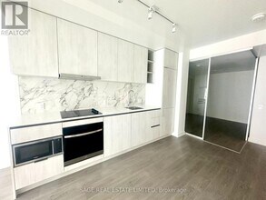 8-808 Wellesley St E in Toronto, ON - Building Photo - Building Photo