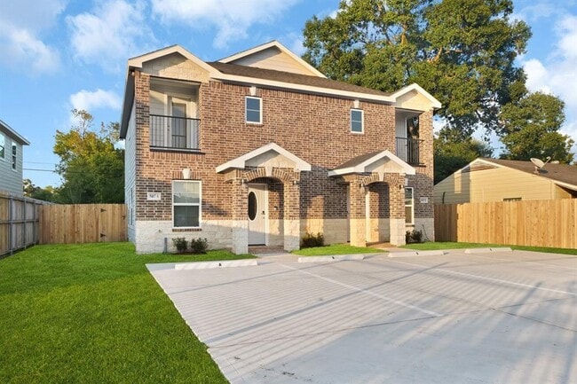 7927 Bowen St in Houston, TX - Building Photo - Building Photo