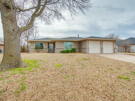 8 South Ave in Edmond, OK - Building Photo