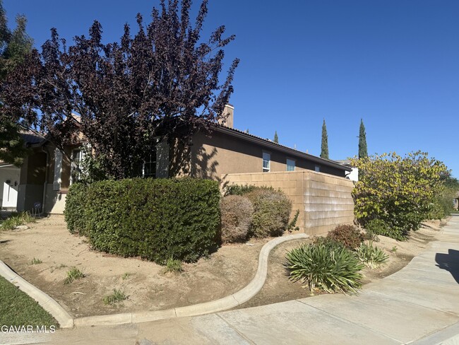 1233 Wellington Dr in Palmdale, CA - Foto de edificio - Building Photo