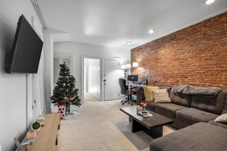 2207 Mount Vernon St in Philadelphia, PA - Building Photo - Interior Photo