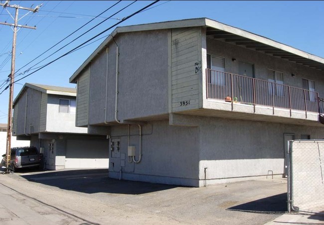 3941-3951 Saviers Rd in Oxnard, CA - Foto de edificio - Building Photo