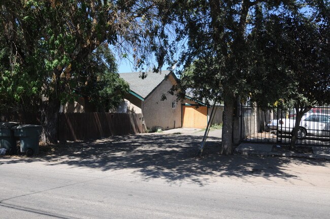 2605 E Miner Ave in Stockton, CA - Foto de edificio - Building Photo