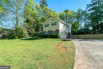 1112 Martin Nash Rd SW in Lilburn, GA - Building Photo - Building Photo