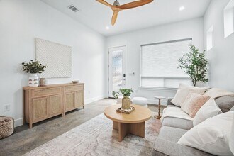 1218 Eleanor St in Austin, TX - Building Photo - Building Photo