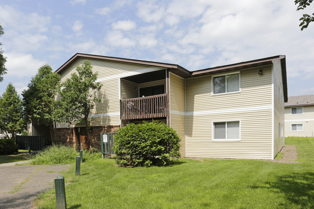 Sarah Lane Court in Somerset, WI - Foto de edificio