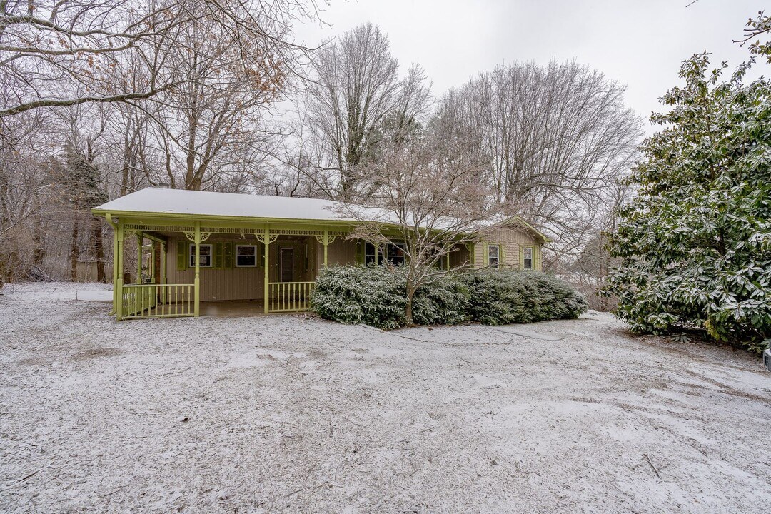 1835 E Mission Blvd in Fayetteville, AR - Building Photo