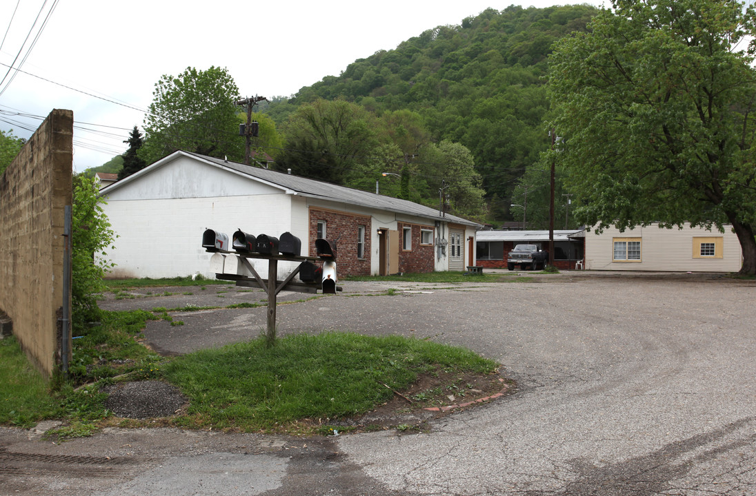 122 Riggs St in Montgomery, WV - Foto de edificio