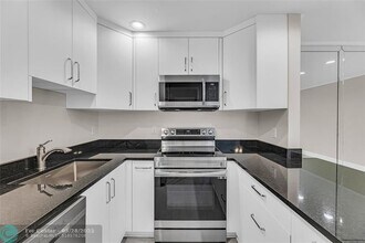 6319 Bay Club Dr in Fort Lauderdale, FL - Building Photo - Building Photo