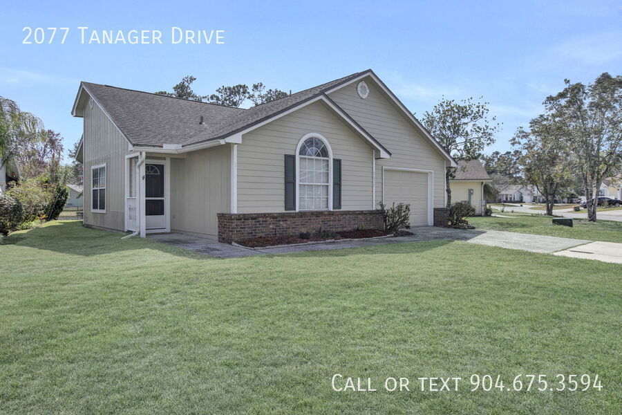 2077 Tanager Dr in Orange Park, FL - Building Photo