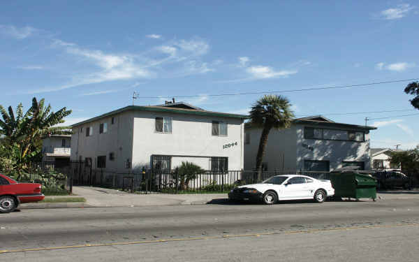 12046 Santa Fe Ave in Lynwood, CA - Building Photo