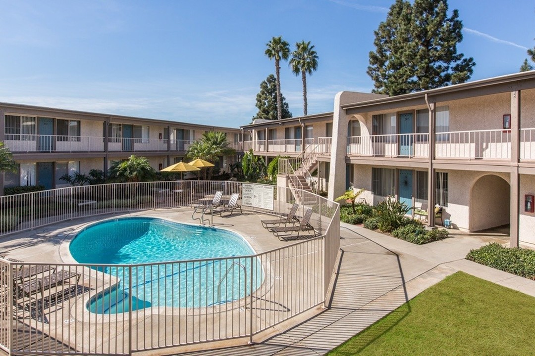 Sandpointe in Huntington Beach, CA - Foto de edificio