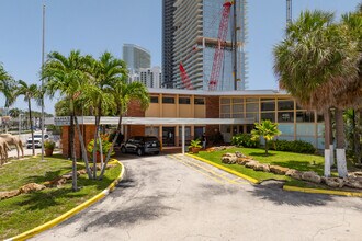 18335 Collins Ave in North Miami Beach, FL - Foto de edificio - Building Photo