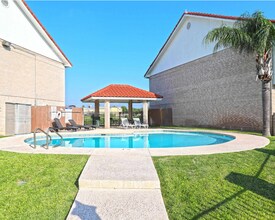 7521 Country Club Dr in Laredo, TX - Foto de edificio - Building Photo