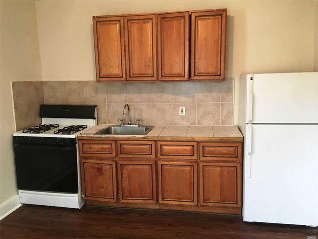 286 Yale St-Unit -1A in Hempstead, NY - Building Photo - Building Photo