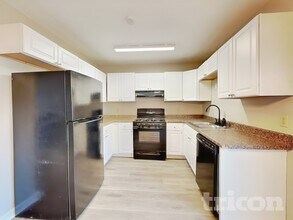 575 Woodcrest Manor Dr, Unit 102 in Stone Mountain, GA - Building Photo - Building Photo