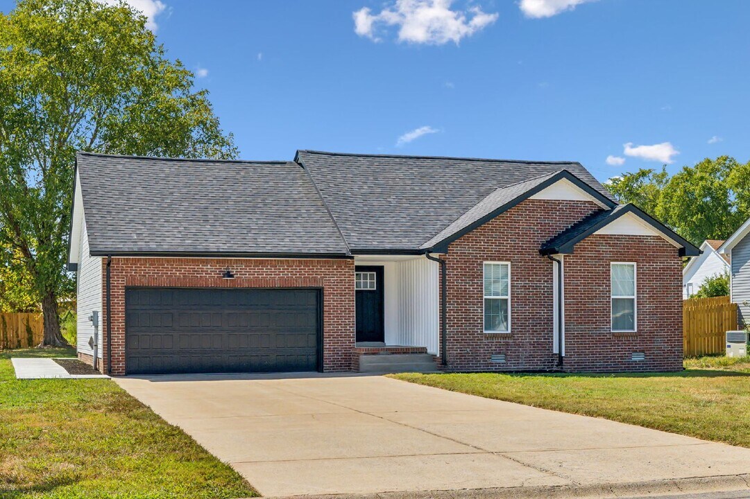 1824 Cottingham Ct in Clarksville, TN - Building Photo