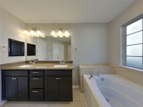 1937 Briar Grove Dr in Conroe, TX - Foto de edificio - Building Photo