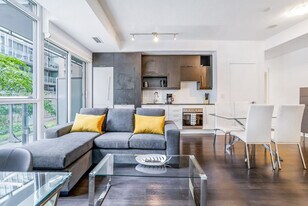 150 Simcoe St in Toronto, ON - Building Photo