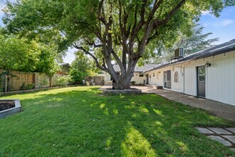 3689 Suzanne Way in Redding, CA - Building Photo - Building Photo