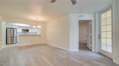 4127 Residence Drive in Ft. Myers, FL - Foto de edificio - Building Photo