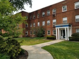 13785 Cedar Rd in South Euclid, OH - Building Photo