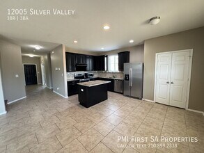 12005 Silver Valley in San Antonio, TX - Foto de edificio - Building Photo