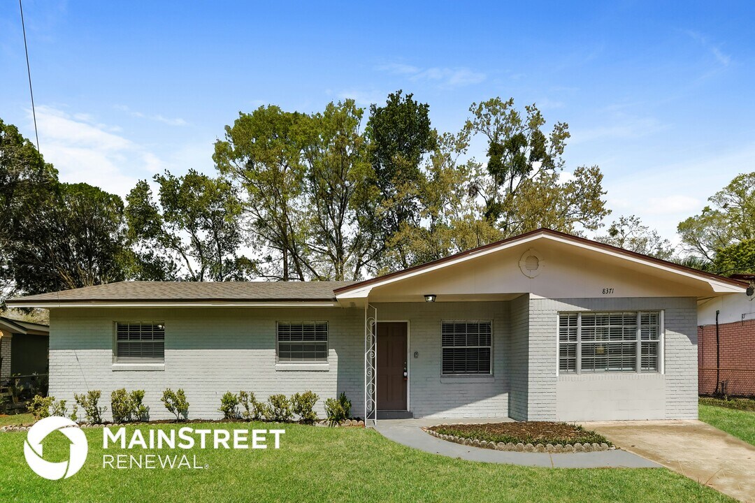 8371 Fury Dr in Jacksonville, FL - Building Photo