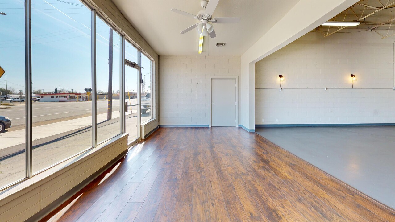 3390 S Market St in Redding, CA - Building Photo